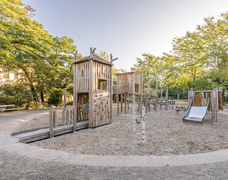 Herderspielplatz in Connewitz - Familie in Leipzig Der Spielplatz beim Herderplatz bietet viele Spielmöglichkeiten.