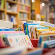 Bücherflohmarkt In hintereinander stehenden Kisten stehen verschiedene Bücher.