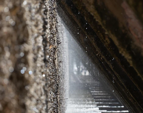 Am Gradierwerk in Bad Rothenfelde wird feine Sole vernebelt