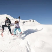 outdoor-switzerland-schneeschuh-personen-spass-im-schnee.jpg