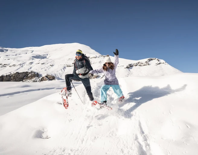 outdoor-switzerland-schneeschuh-personen-spass-im-schnee.jpg