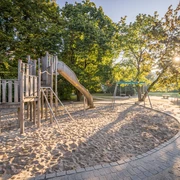 Spielplatz am Hildebrandplatz - Familie in Leipzig Der Spielplatz Hildebrandplatz liegt mitten im Stadtteil Connewitz.