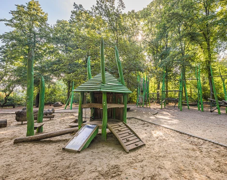 Spielplatz "Louise-Otto-Peters-Platz" - Familie in Leipzig Der Spielplatz "Louise-Otto-Peters-Platz" liegt mitten im Rosental.