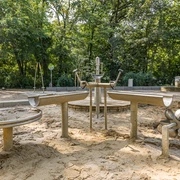 Spielplatz Schillerhain - Familie in Leipzig Auf dem Spielplatz Schillerhain gibt es einen Wasserspielplatz.