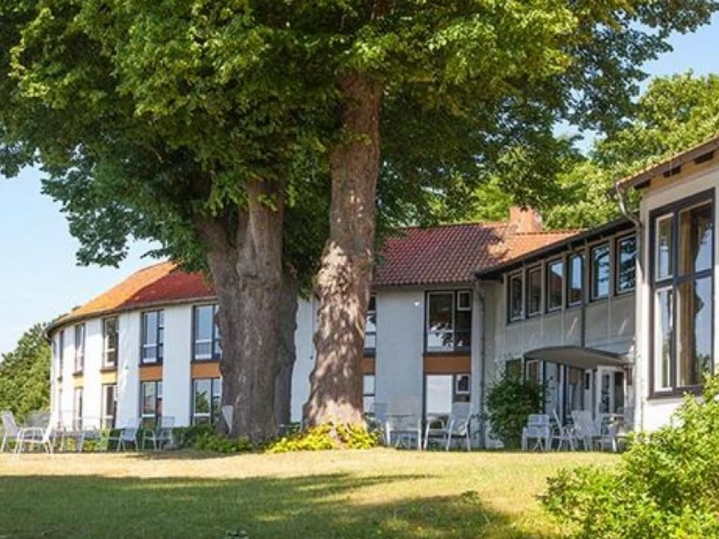 christophorushaus.jpg Außenansicht des Christophorushauses mit mehreren Sitzmöglichkeiten davor, großer Baum auf Wiese vor dem Gebäude