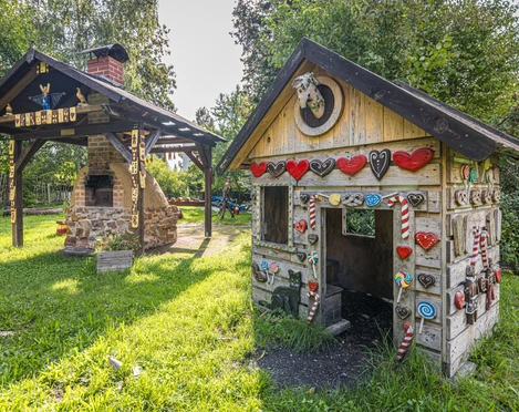 Zaubergarten Stötteritz - Spielplätze in Leipzig Im Zaubergarten Stötteritz gibt es ein kleines Hexenhäuschen zum Spielen.