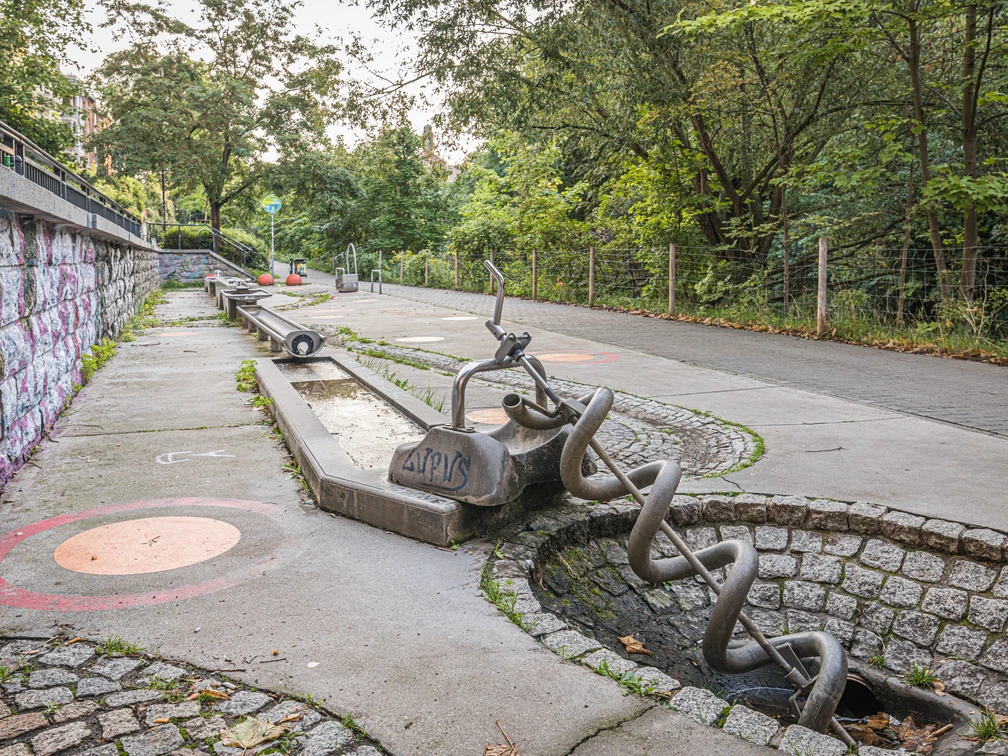 Wasserspielplatz am Karl-Heine-Kanal - Familie in Leipzig Am Karl-Heine-Kanal gibt es einen kleinen Wasserspielplatz.