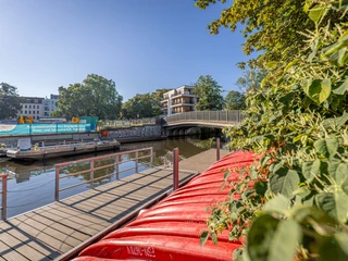 Stadthafen Leipzig - Wasserstadt Leipzig Blick auf den Stadthafen Leipzig mit Bootsanleger auf der Weißen Elster und roten Kanus am Steg, Wasserstadt Leipzig
