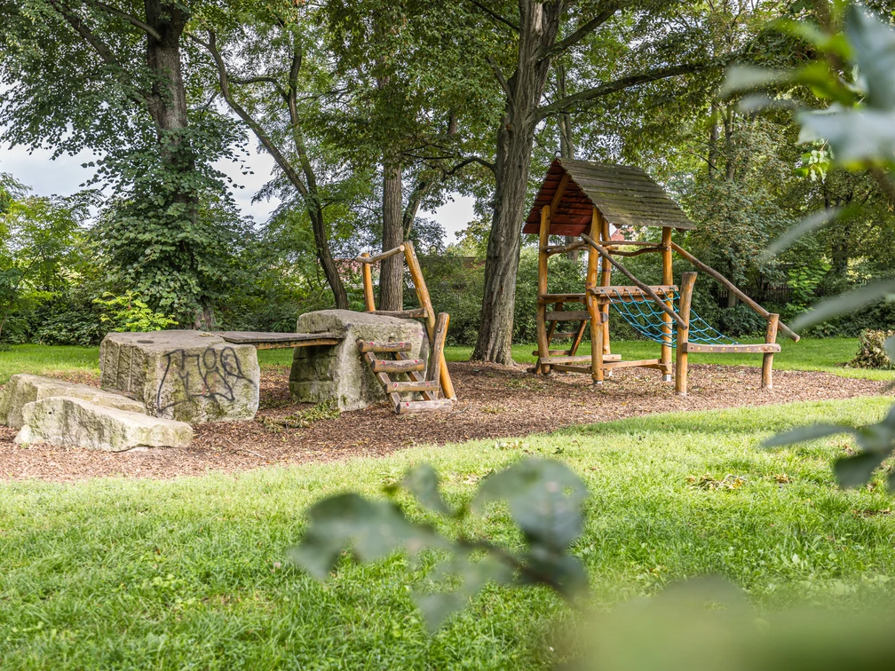 Spielplatz Thonberger Park - Familie in Leipzig Auf dem Spielplatz "Thonberger Park" gibt es ein Klettergerüst für Kinder.