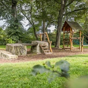 Spielplatz Thonberger Park - Familie in Leipzig Auf dem Spielplatz "Thonberger Park" gibt es ein Klettergerüst für Kinder.