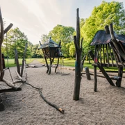 Spielplatz Stötteritzer Wäldchen - Familie in Leipzig Auf dem Spielplatz Stötteritzer Wäldchen gibt es ein Klettergerüst für Kinder.