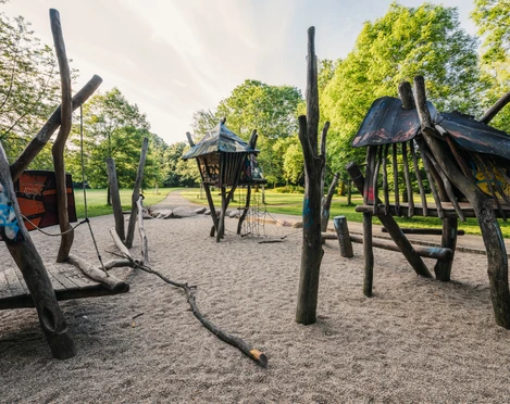 Spielplatz Stötteritzer Wäldchen - Familie in Leipzig Auf dem Spielplatz Stötteritzer Wäldchen gibt es ein Klettergerüst für Kinder.