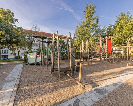 Spielplatz am Steinplatz - Familie in Leipzig Auf dem Spielplatz am Steinplatz gibt es ein großes Klettergerüst für Kinder.