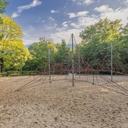 Spielplatz "Kletterburg" - Familie in Leipzig Auf dem Spielplatz "Kletterburg" gibt es eine große Kletterspinne.