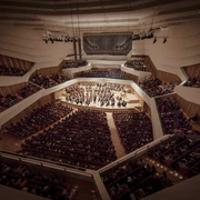 Kulturpalast Dresden - Konzertsaal mit Orchester.jpg