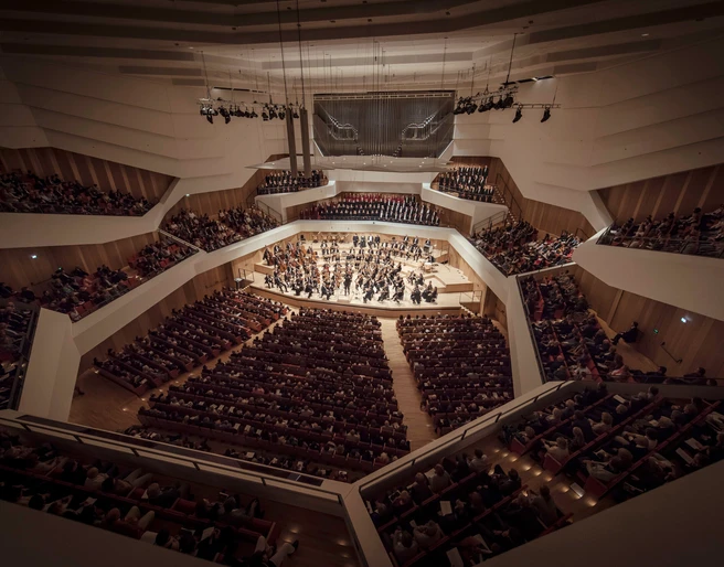 Kulturpalast Dresden - Konzertsaal mit Orchester.jpg