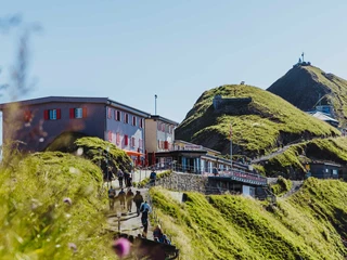 berghaus-rothorn-kulm-besucher-blumenjpg.jpg