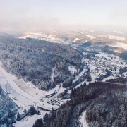 Blick auf Skywalk und Mühlenkopfschanze im Winter Blick auf Skywalk und Mühlenkopfschanze im Winter