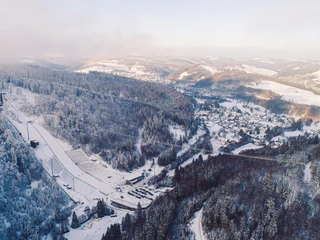 Blick auf Skywalk und Mühlenkopfschanze im Winter Blick auf Skywalk und Mühlenkopfschanze im Winter