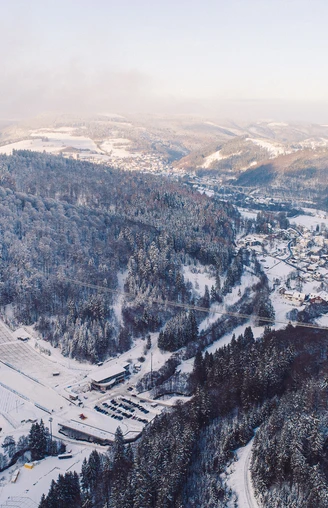 Blick auf Skywalk und Mühlenkopfschanze im Winter Blick auf Skywalk und Mühlenkopfschanze im Winter