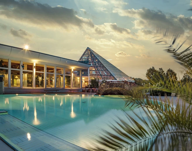 Außenbereich des RIFF Bad Lausick - Freizeitbad in der Leipzig Region Blick auf das beleuchtete Außenbecken des Freizeitbades RIFF in Bad Lausick bei untergehender Sonne, Familienausflug