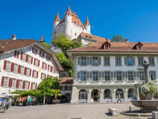 thun-schloss-rathausplatz-brunnen-sommer.jpg