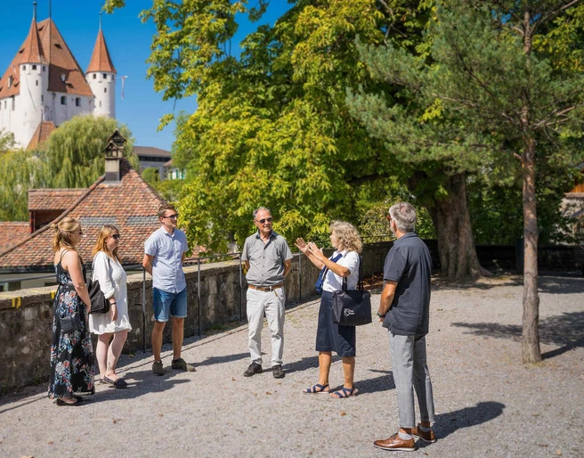 stadtfuehrung-schloss-thun-gruppe-sommer-baeume.jpg