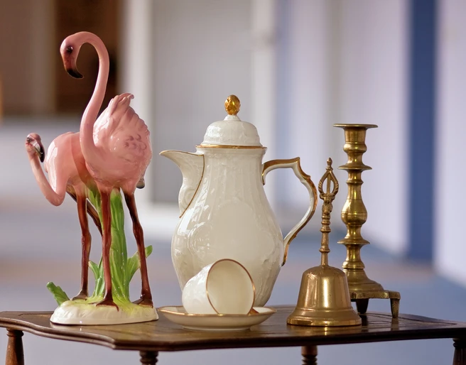 IMG_7093-3sw4.jpg Abstelltisch mit verschiedenen antiken Gegenständen darauf.