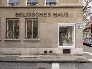 Belgian House RGM Das Bild zeigt das Belgische Haus in Köln aus einer Straßenansicht. Es hebt die charakteristische Architektur und das Schild "Belgisches Haus" hervor.The picture shows the Belgian House in Cologne from a street view. It highlights the characteristic architecture and the "Belgisches Haus" sign.