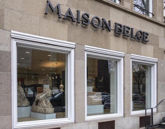 Belgian House RGM Fassade des Belgischen Hauses in Köln, mit großen Fenstern und klaren Linien, zeigt Eleganz.The façade of the Belgian House in Cologne, with large windows and clear lines, shows elegance.
