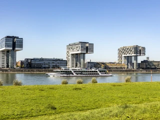 Rheinauhafen Die modernen Kranhäuser am Kölner Rheinufer ragen markant vor einem klaren, blauen Himmel empor.The modern crane houses on the banks of the Rhine in Cologne rise up strikingly against a clear blue sky.