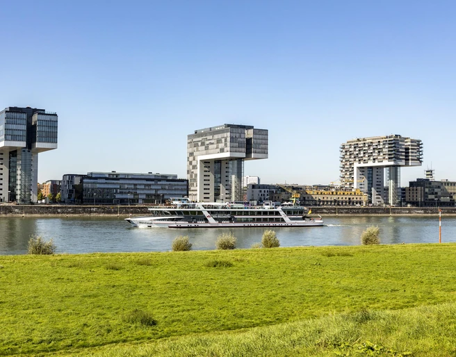 Rheinauhafen Die modernen Kranhäuser am Kölner Rheinufer ragen markant vor einem klaren, blauen Himmel empor.The modern crane houses on the banks of the Rhine in Cologne rise up strikingly against a clear blue sky.