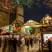 Village of St. Nicholas at Rudolfplatz Belebter Weihnachtsmarkt in Köln bei Nacht, geschmückte Hütten, bunte Lichter erhellen den Platz.Lively Christmas market in Cologne at night, decorated huts, colorful lights illuminate the square.