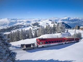 The Vitznau cogwheel railway in winter dress Die Zahnradbahn fährt durch die verschneite LandschaftThe cog railway travels through the snow-covered landscapeLe train à crémaillère traverse le paysage enneigé