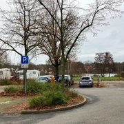 Parkplatz_Aqua_Siwa_PetraRoemer.jpg Parkplatz mit markierten Stellflächen für Autos und Wohnmobile