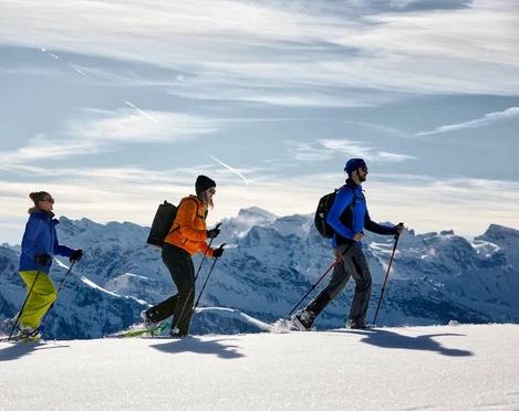 Schneeschuhtouren Personen stapfen mit Schneeschuhen durch die tiefverschneite Rigi-LandschaftPeople trudge through the snow-covered Rigi landscape on snowshoesDes personnes marchent en raquettes à travers le paysage enneigé du Rigi.