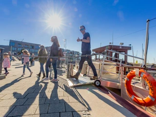 MS Santa Barbara auf dem Zwenkauer See - Schifffahrt im Leipziger Neuseenland Eine Familie verlässt die MS Santa Barbara, die am Hafen bei sonnigem Wtter anlegt, Familienausflug, Freizeit, Leipziger Neuseenland