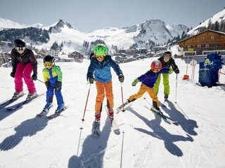 Stoos-Fronalpstock Winter Skifahren Familie beim Skifahren auf dem StoosFamily skiing on the StoosFamille en train de skier sur le Stoos