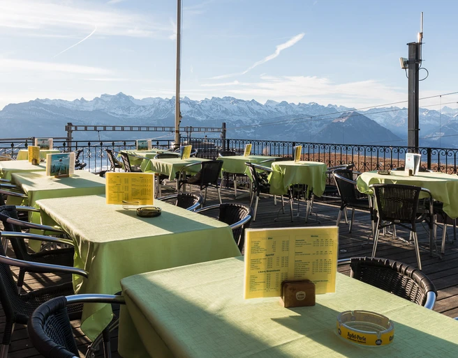 Restaurant Hotel Alpina Aussenterrasse mit Blick auf die BergeOutdoor terrace with a view of the mountainsTerrasse extérieure avec vue sur les montagnes