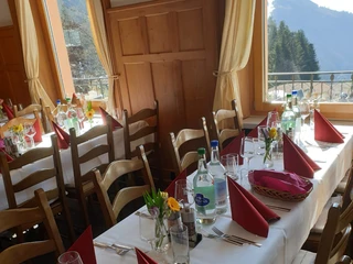 Restaurant Hotel Alpina Blick auf das Innere des Restaurants AlpinaView of the interior of the Alpina restaurantVue de l'intérieur du restaurant Alpina