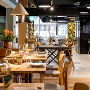 Das Morgen Gedeckte Tische im "Das Morgen"Set tables at "Das Morgen"Tables dressées au "Das Morgen