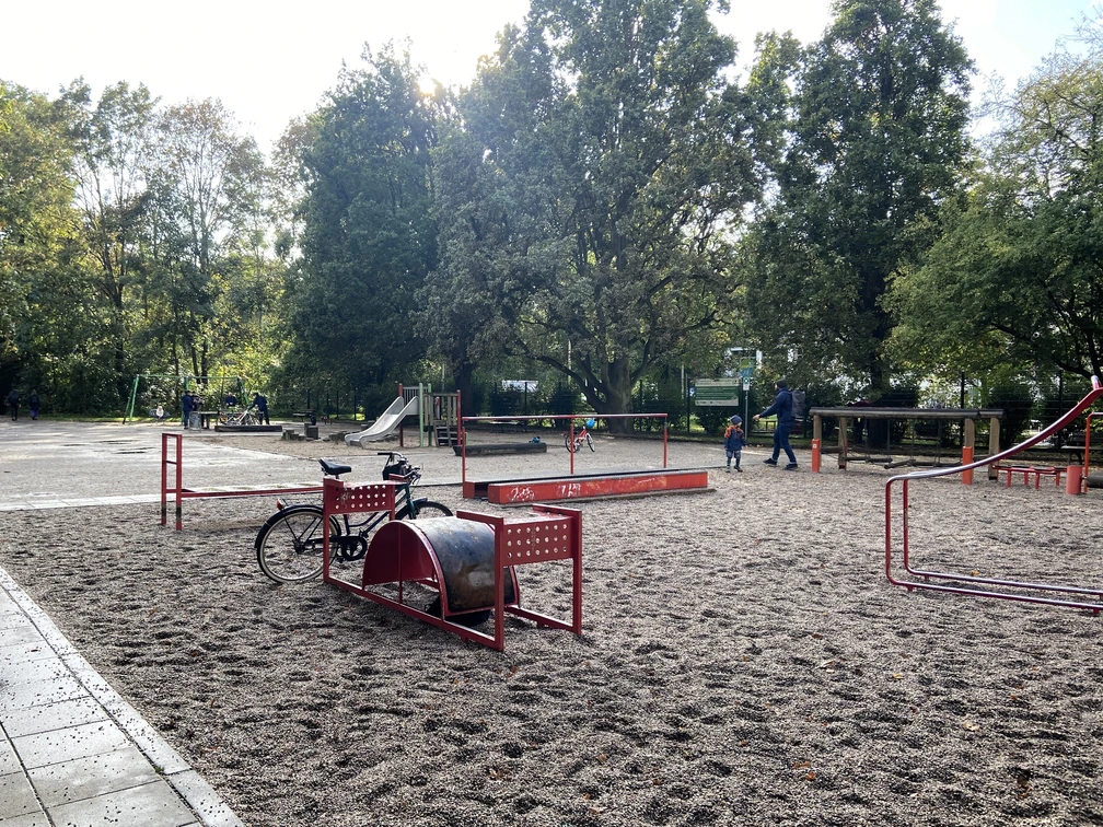 Spiel-und-Fitnessplatz Anton-Bruckner-Allee - Familienurlaub in Leipzig Der Spiel-und-Fitnessplatz-Anton-Bruckner-Allee verfügt über vielseite Sport- und Spielgeräte gesäumt von den schattenspendenen Bäumen des Auwalds