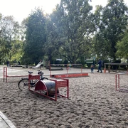 Spiel-und-Fitnessplatz Anton-Bruckner-Allee - Familienurlaub in Leipzig Der Spiel-und-Fitnessplatz-Anton-Bruckner-Allee verfügt über vielseite Sport- und Spielgeräte gesäumt von den schattenspendenen Bäumen des Auwalds