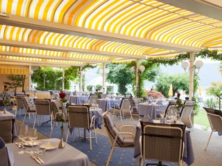Gartenterrasse Beau Rivage Blick auf die Gartenterrasse des Beau RivagesView of the garden terrace of the Beau RivagesVue sur la terrasse du jardin du Beau Rivages