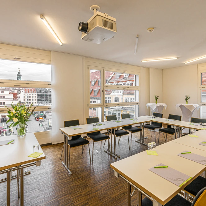 Meeting room Kleiner Tagungsraum with u-shape seating at the event venue die tagungslounge | Leipzig Convention Bureau