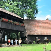 Museumsgehöft mit Kindern