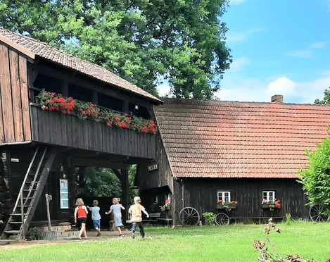 Museumsgehöft mit Kindern
