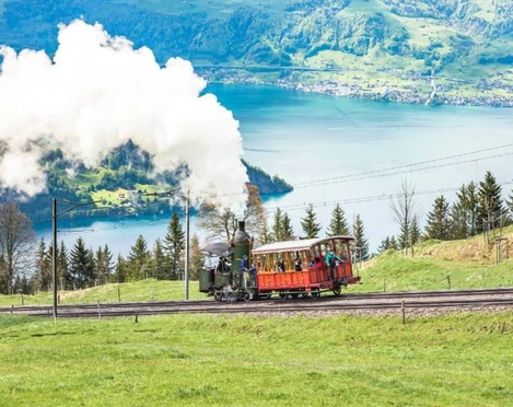 Lok 7 Dampffahrt im Körbli Die Lok 7 dampft auf die Rigi mit Sicht auf den SeeEngine 7 steams up the Rigi with a view of the lakeLa locomotive 7 monte en vapeur sur le Rigi avec vue sur le lac