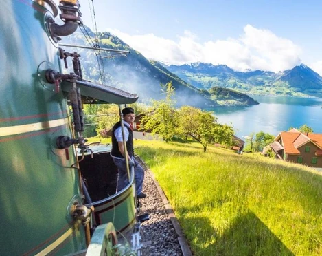 Locomotive 7 Steam ride in a basket LokfĂĽhrer schaut aus der DampflokEngine driver looks out of the steam locomotiveLe conducteur de locomotive regarde hors de la locomotive Ă  vapeur