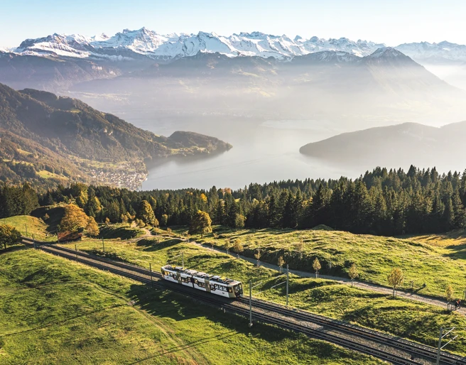 Vitznau - Rigi rack railway Blick auf die Zahnradbahn und den Vierwaldstättersee View of the cogwheel railway and Lake LucerneVue sur le train à crémaillère et le lac des Quatre-Cantons